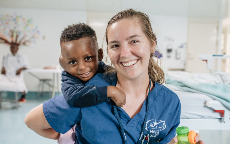 Emmanuel, un niño de 3 años en Sierra Leona, recibe tratamiento en el buque hospital Global Mercy para una rara condición llamada linfangioma.